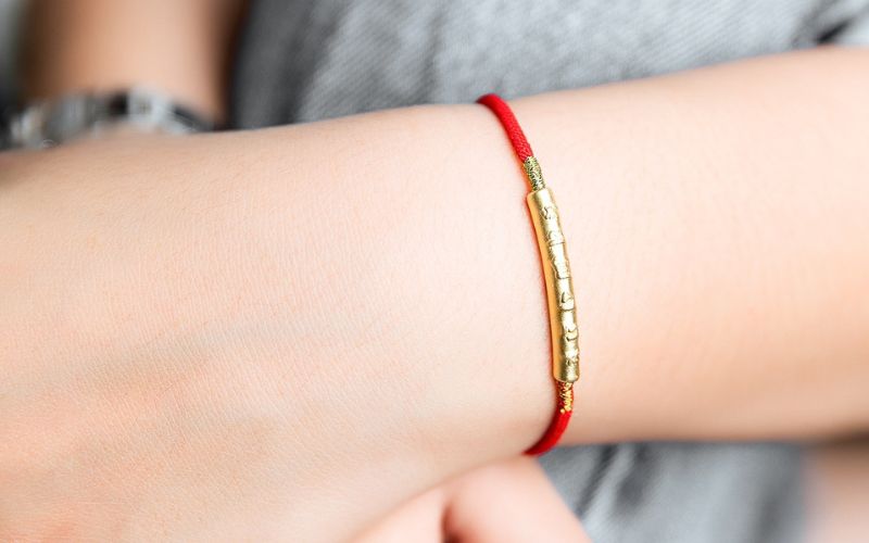 how to wear red string bracelet